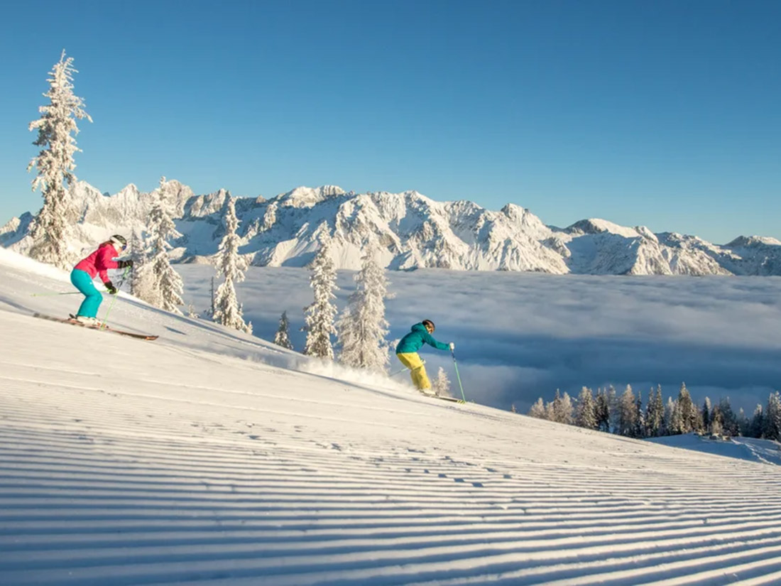 beim Ski fahren das Bergpanorama genießen